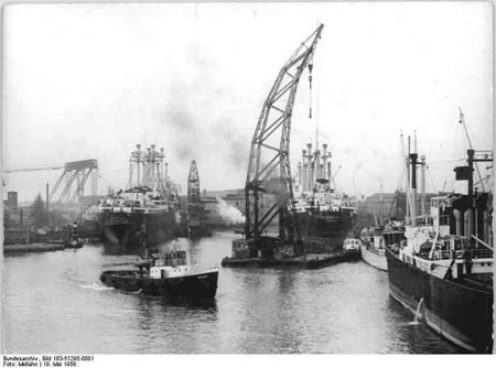 Bundesarchiv_Bild_183-51295-0001,_Rostock,_Warnow-Werft,_AusrüstungshafenXS